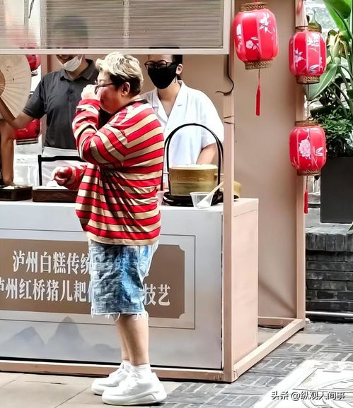 韓紅低調逛地攤被偶遇，休閑打扮引網友熱議