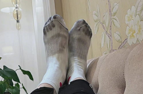 明星也踩雷！關曉彤曬掉色鞋子染黑襪子，瑕疵品無處不在